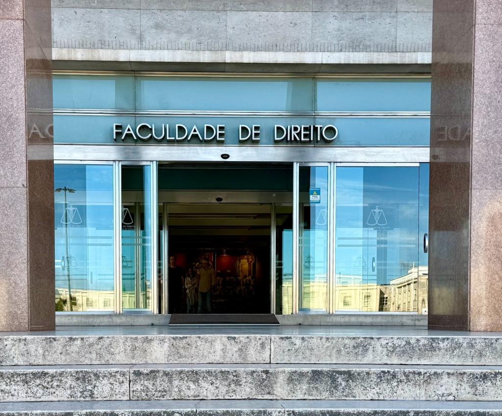 University of Lisbon building facade with sign at the top stating Faculdade de Direito